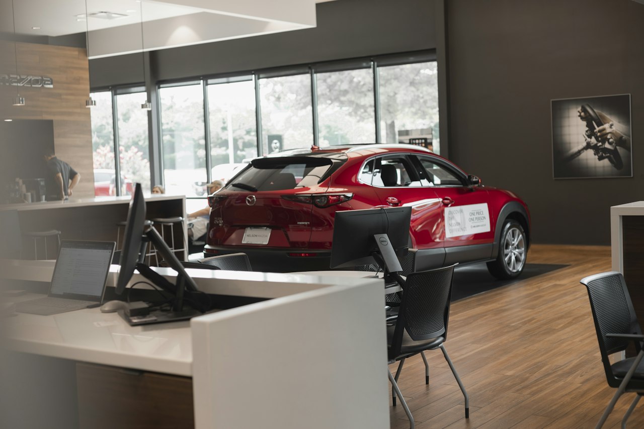 Carro vermelho novo exposto no showroom de uma concessionária