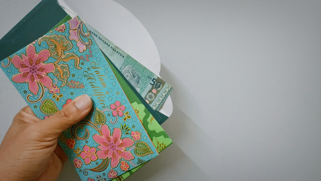 Mão segurando notas de dinheiro em espécie separadas para o orçamento do mês