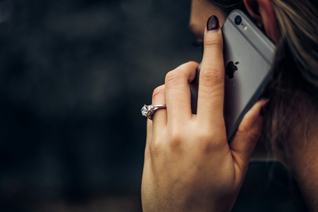 Mulher atendendo uma ligação no celular