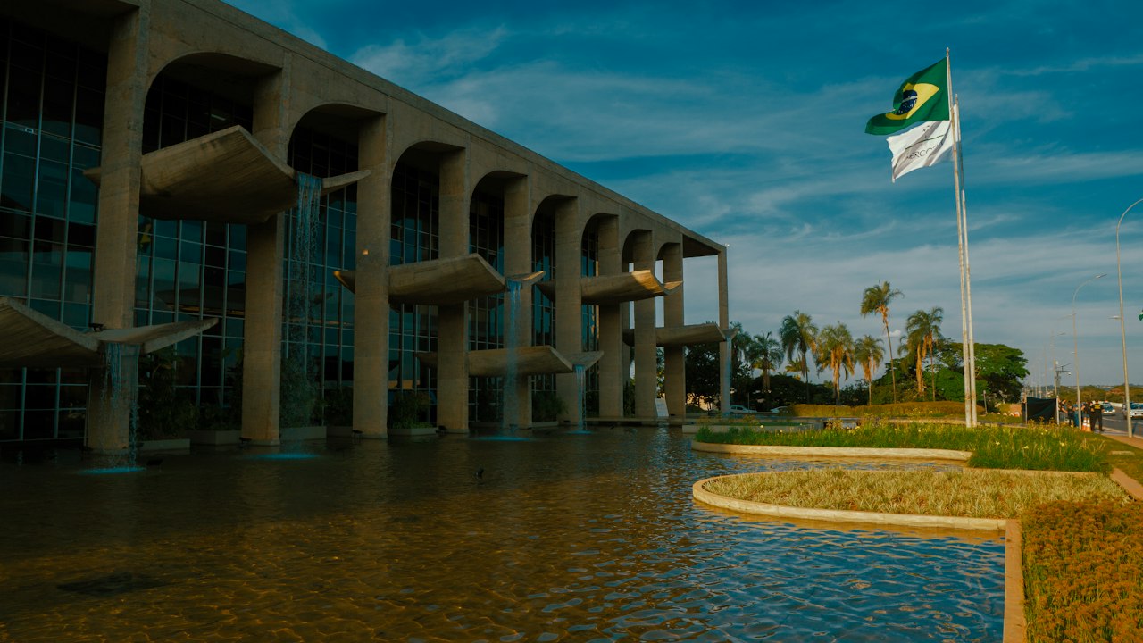 Palácio do Planalto, em Brasília, com a bandeira do Brasil hasteada