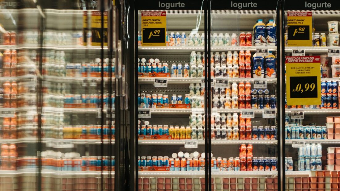 Prateleiras de supermercado cheias de produtos com etiquetas de preço