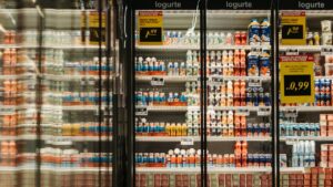 Prateleiras de supermercado cheias de produtos com etiquetas de preço