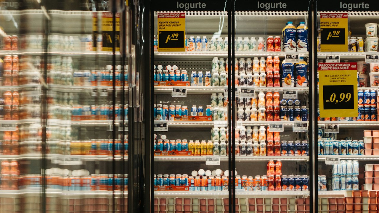 Prateleiras de supermercado cheias de produtos com etiquetas de preço