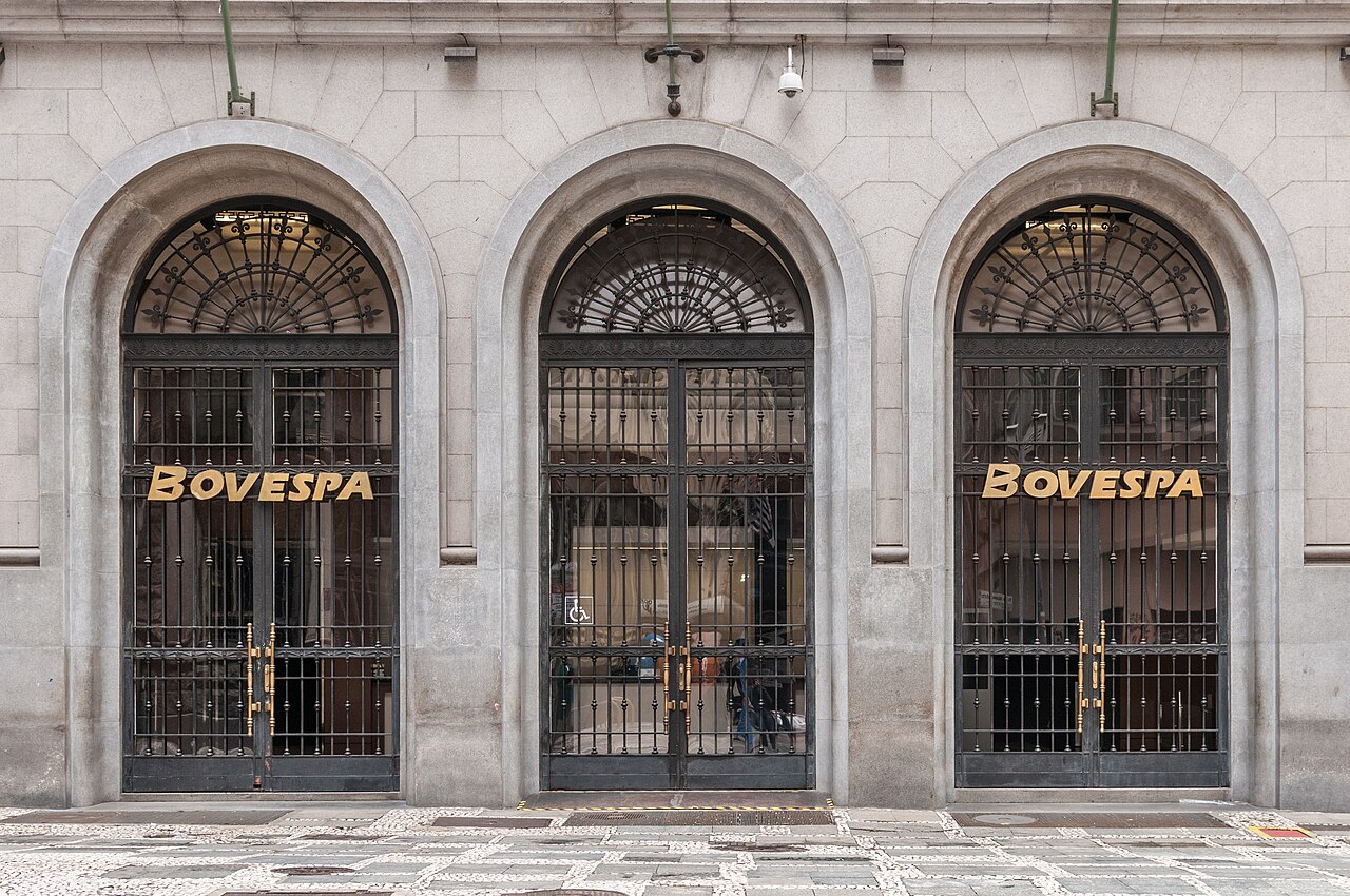Entrada do prédio histórico da Bovespa, sede da B3, no centro de São Paulo Entrada do prédio histórico da Bovespa, sede da B3, no centro de São Paulo