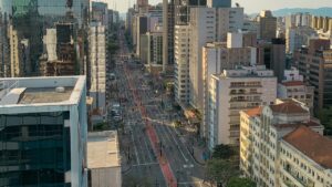Vista aérea de prédios comerciais na Avenida Paulista, em São Paulo